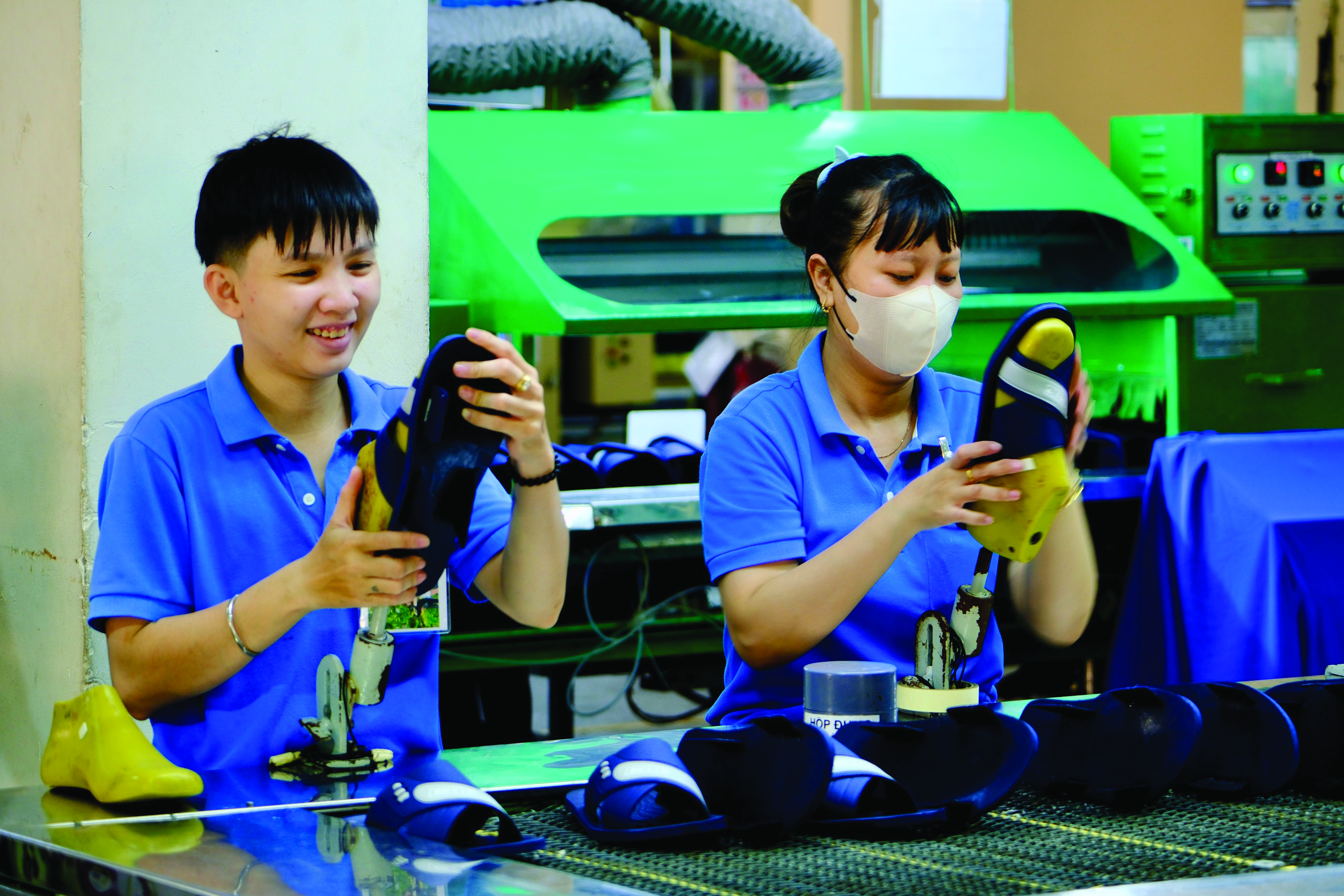 Khoảnh khắc người công nhân Biti’s làm việc tại nhà máy.